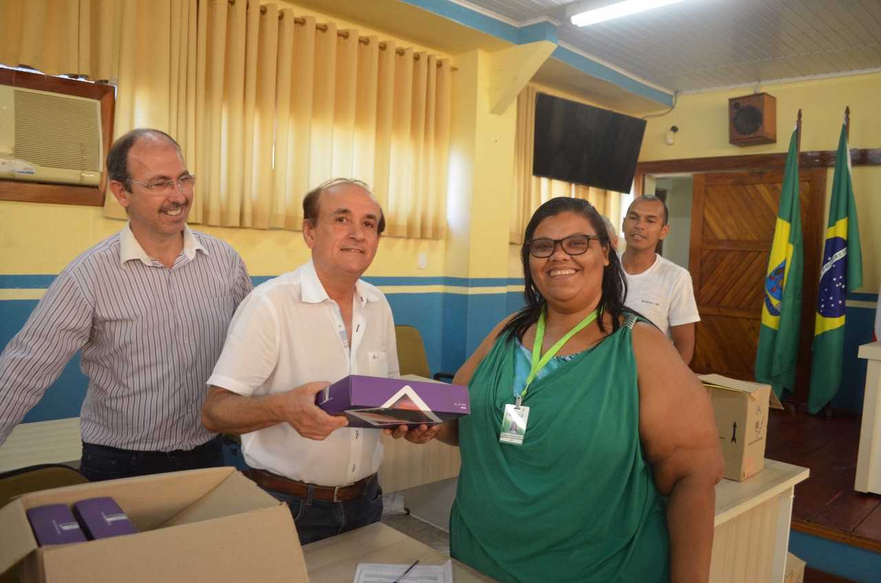 Secretaria de Saúde de Camacã faz entrega de 70 Tabletes para Agentes Comunitários